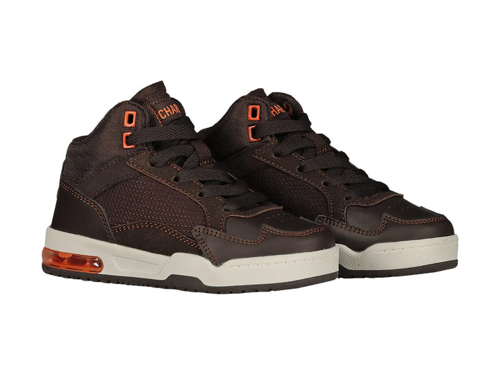 Tenis deportivos Charly de corte alto color café con suela blanca y detalles en naranja.
