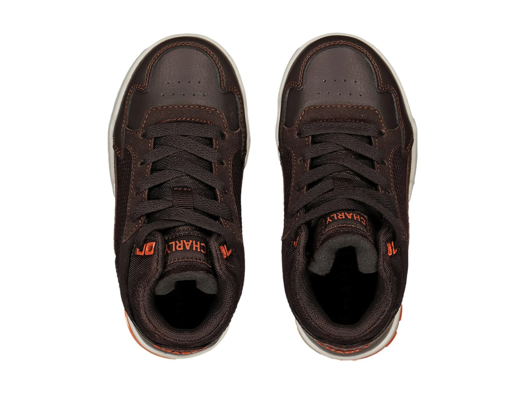 Tenis deportivos Charly de corte alto color café con suela blanca y detalles en naranja.