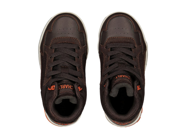 Tenis deportivos Charly de corte alto color café con suela blanca y detalles en naranja.