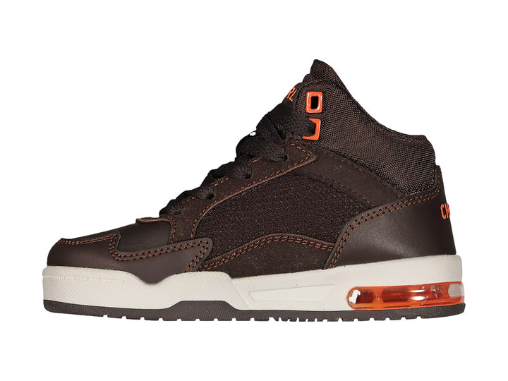 Tenis deportivos Charly de corte alto color café con suela blanca y detalles en naranja.