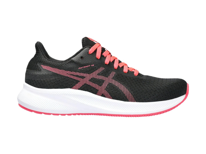 Tenis deportivos ASICS Patriot 13 en color negro con detalles y agujetas en rosa diva y suela blanca.
