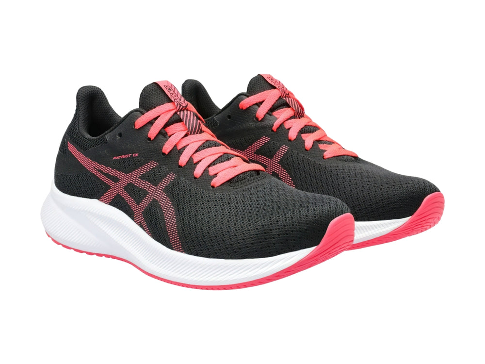 Tenis deportivos ASICS Patriot 13 en color negro con detalles y agujetas en rosa diva y suela blanca.