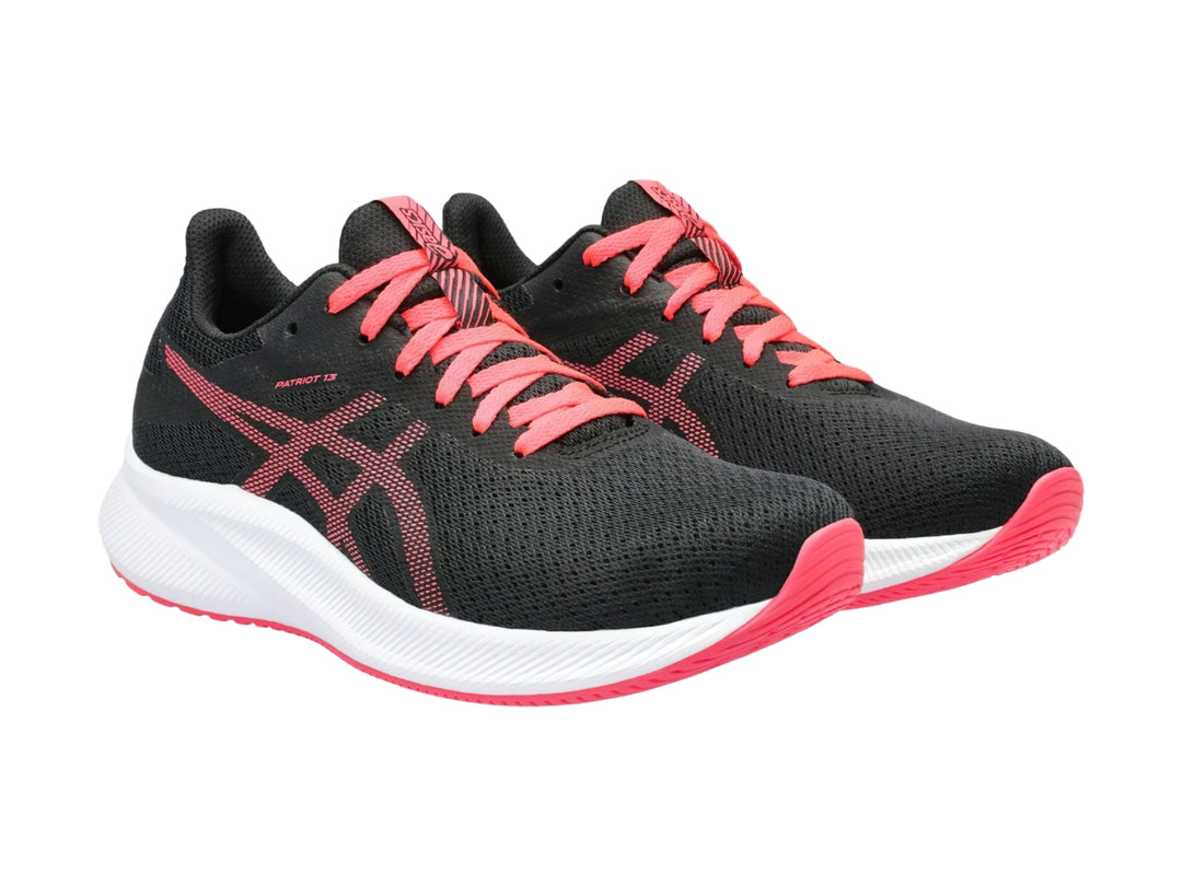Tenis deportivos ASICS Patriot 13 en color negro con detalles y agujetas en rosa diva y suela blanca.
