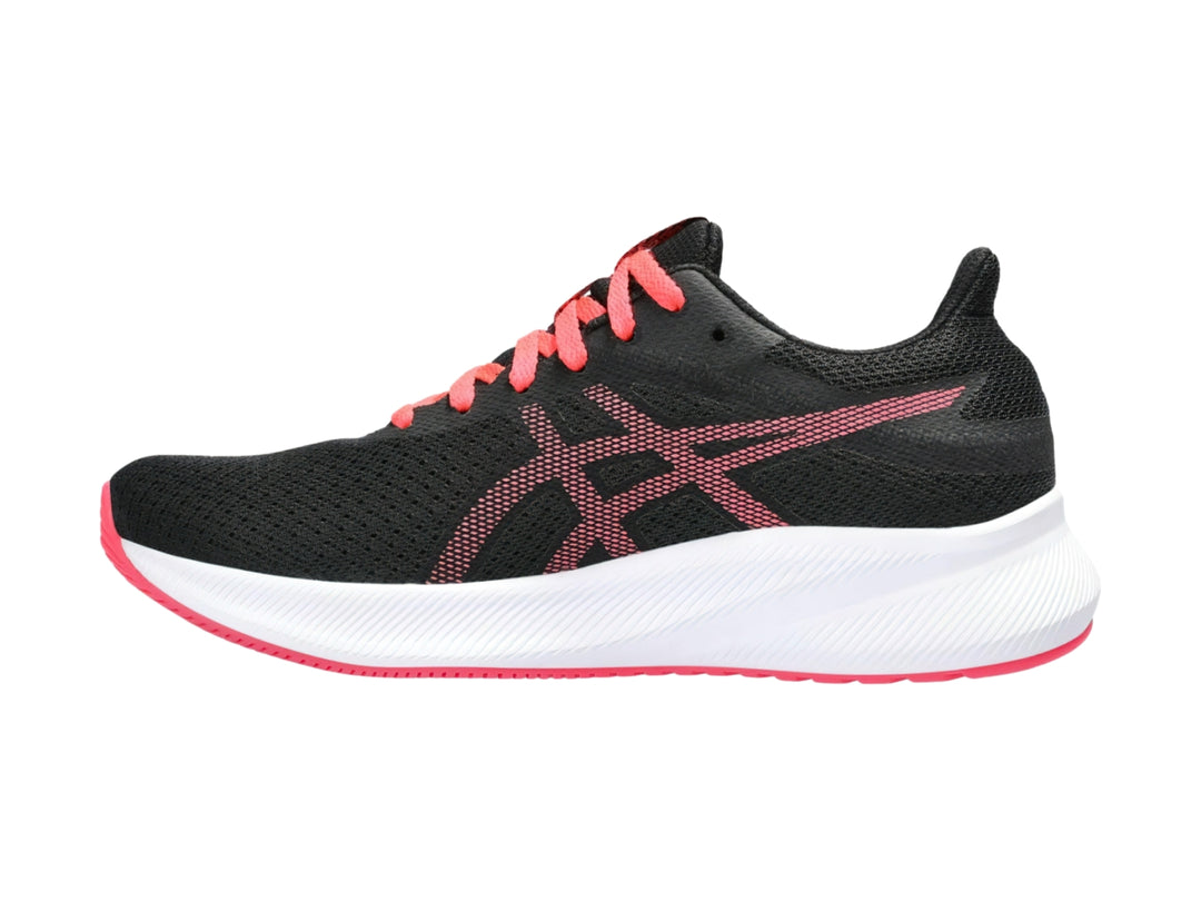 Tenis deportivos ASICS Patriot 13 en color negro con detalles y agujetas en rosa diva y suela blanca.