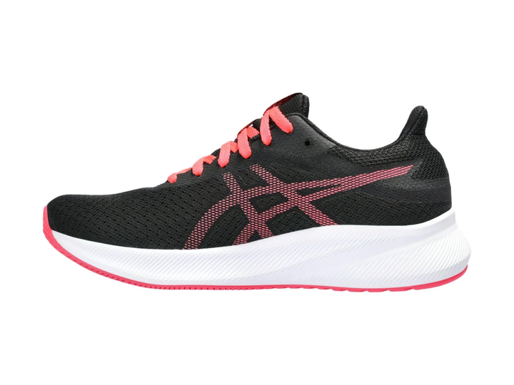 Tenis deportivos ASICS Patriot 13 en color negro con detalles y agujetas en rosa diva y suela blanca.