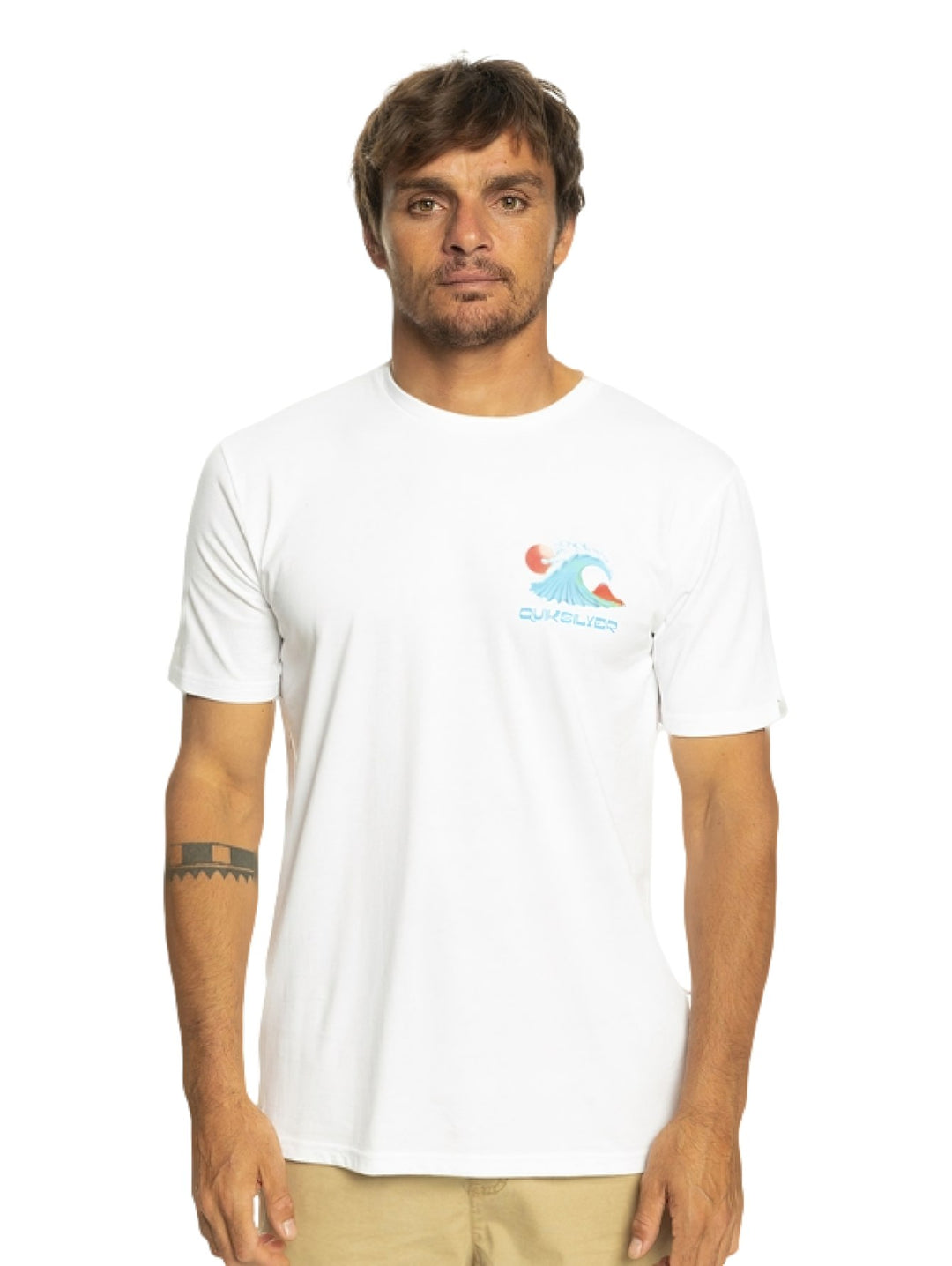 Hombre vistiendo una camiseta blanca de manga corta con un pequeño gráfico en el pecho.