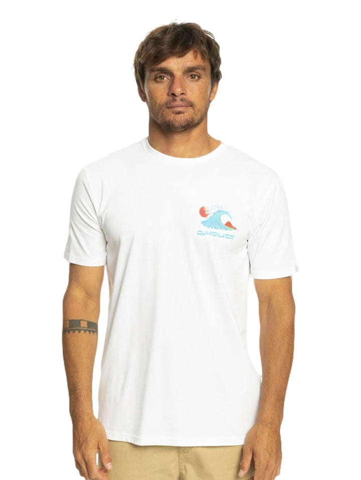 Hombre vistiendo una camiseta blanca de manga corta con un pequeño gráfico en el pecho.