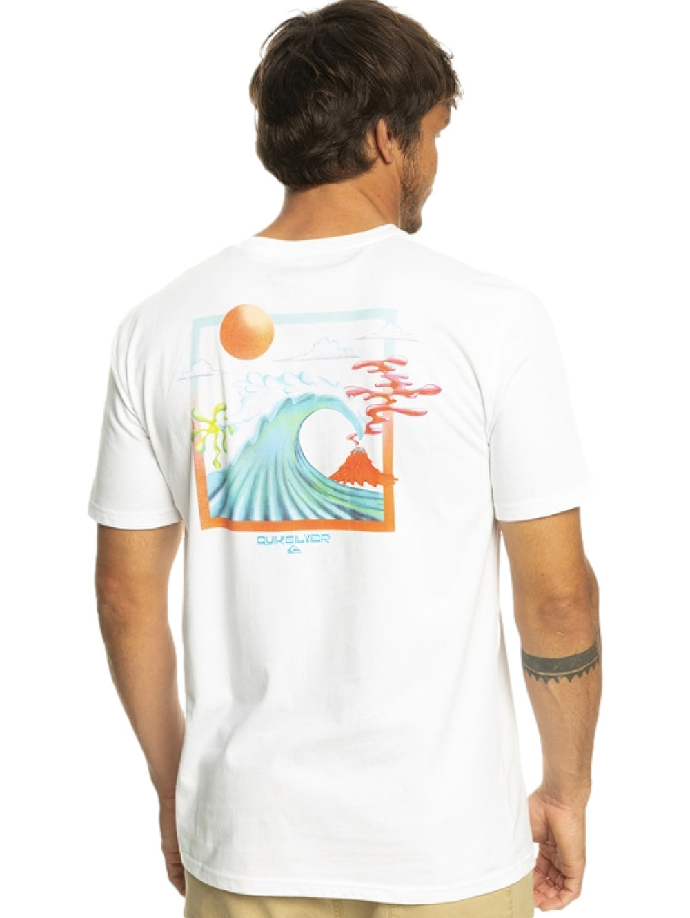 Hombre vistiendo una camiseta blanca de manga corta con un pequeño gráfico en el pecho.