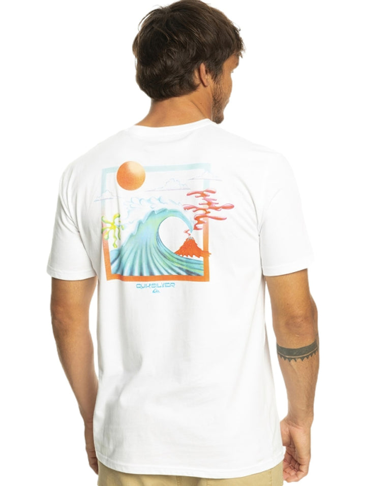 Hombre vistiendo una camiseta blanca de manga corta con un pequeño gráfico en el pecho.