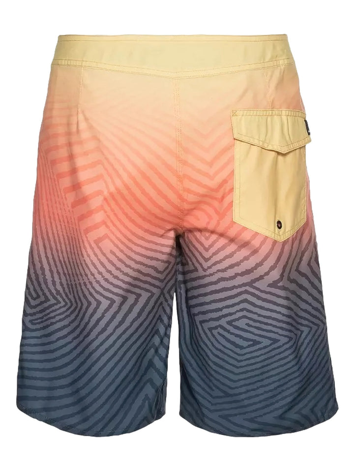 Traje de baño Quiksilver con patrón geométrico y degradado de color amarillo a azul marino.