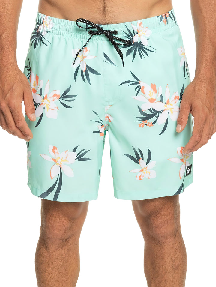 Short de baño Quiksilver color verde menta con estampado floral en tonos blanco y naranja.