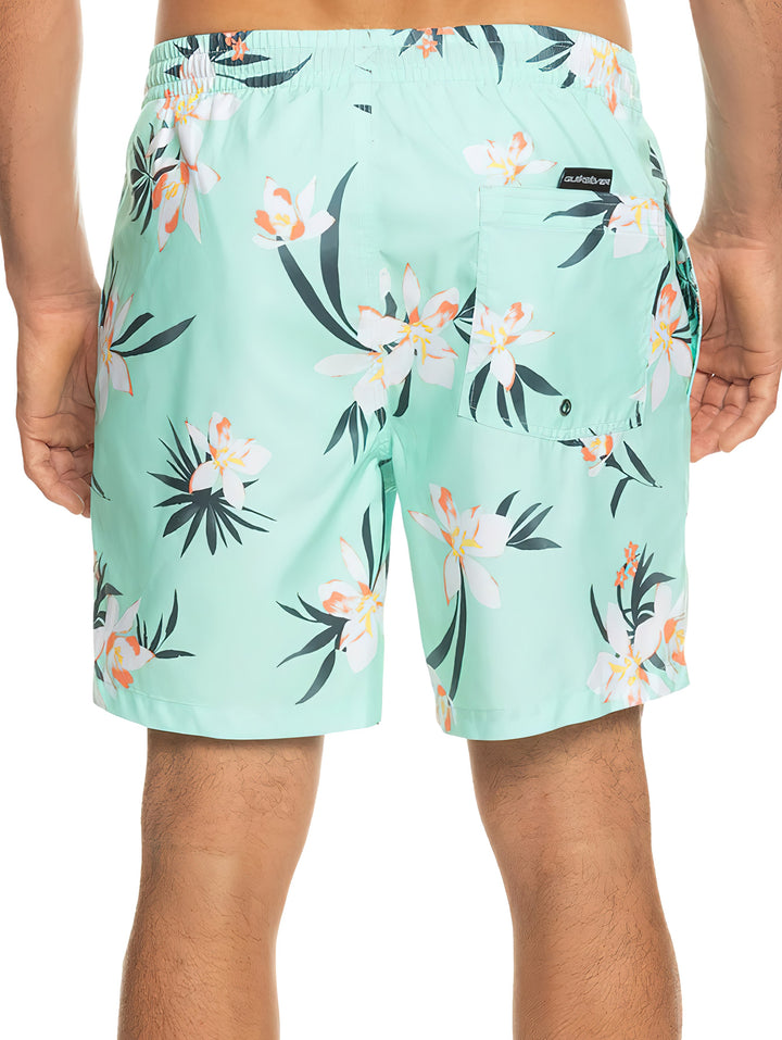 Short de baño Quiksilver color verde menta con estampado floral en tonos blanco y naranja.