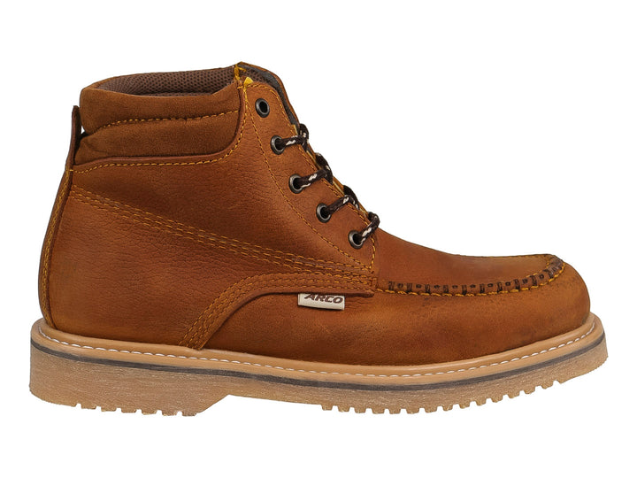 Botín de cuero color miel con cordones negros y suela dentada beige.