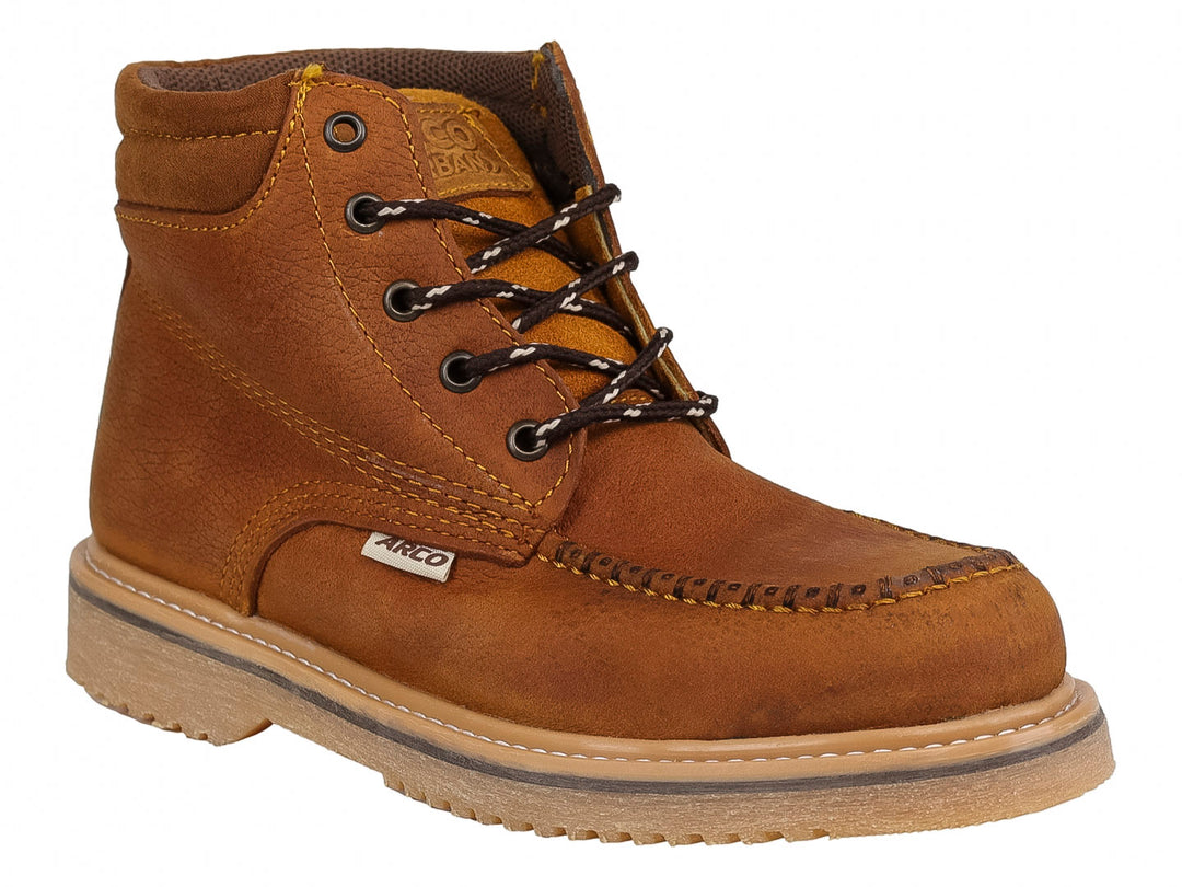 Botín de cuero color miel con cordones negros y suela dentada beige.