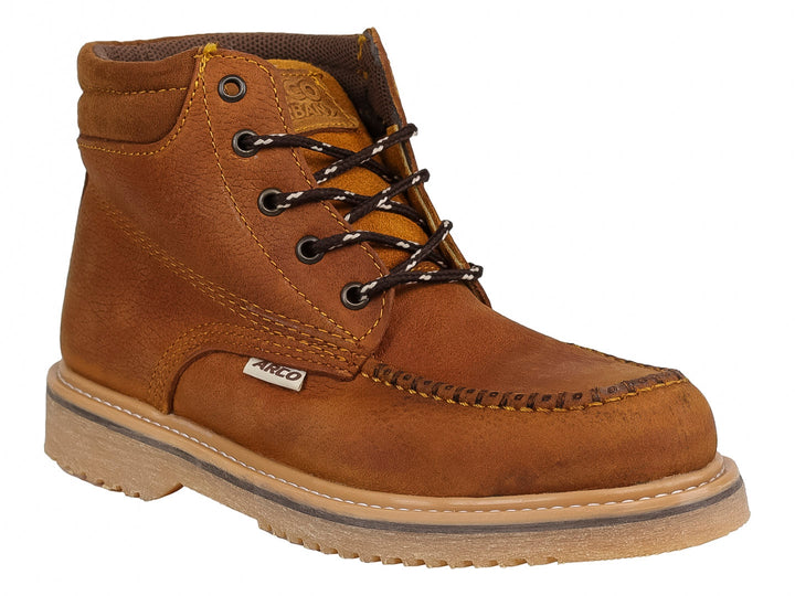 Botín de cuero color miel con cordones negros y suela dentada beige.