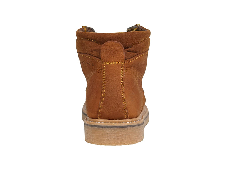 Botín de cuero color miel con cordones negros y suela dentada beige.