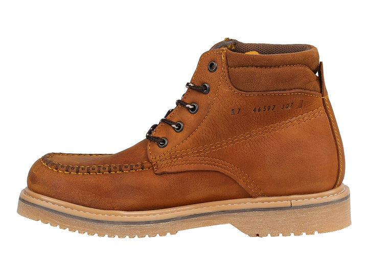 Botín de cuero color miel con cordones negros y suela dentada beige.