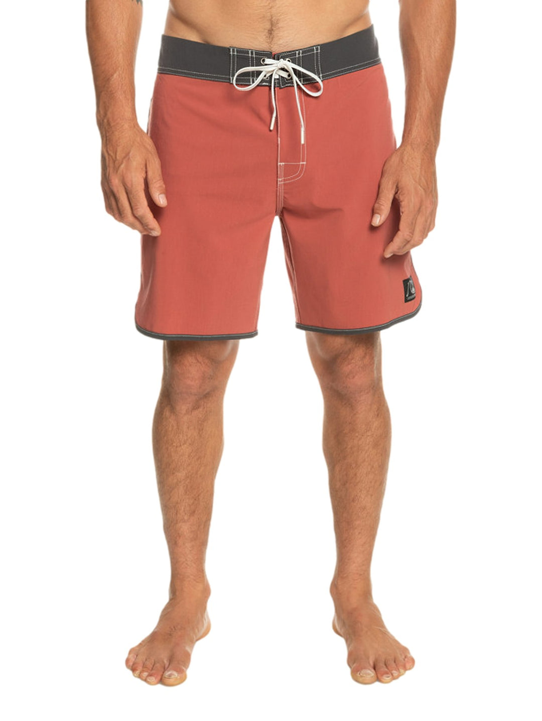 Pantalon corto de surf Quiksilver color marsala con detalles en gris.