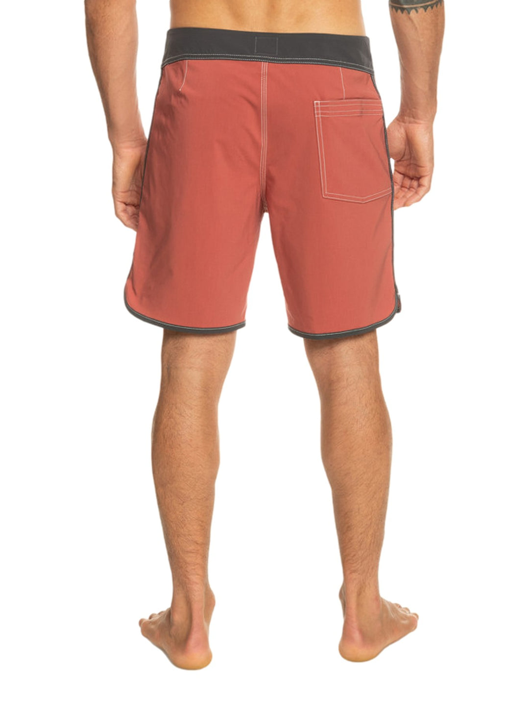 Pantalon corto de surf Quiksilver color marsala con detalles en gris.