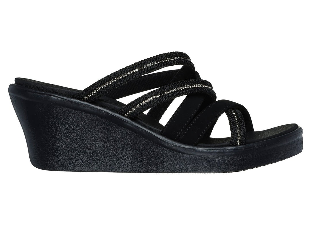 Sandalia de cuña color negro con correas brillantes y plataforma cómoda.