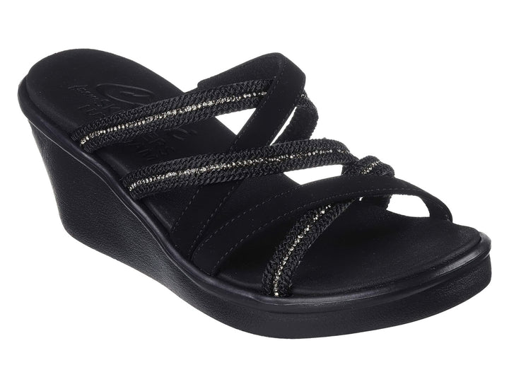 Sandalia de cuña color negro con correas brillantes y plataforma cómoda.