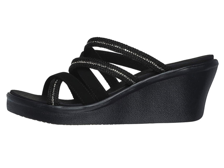 Sandalia de cuña color negro con correas brillantes y plataforma cómoda.