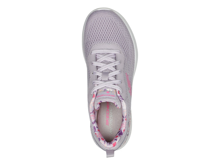 Tenis deportivos Skechers color lavanda con detalles florales y suela blanca para mujer.