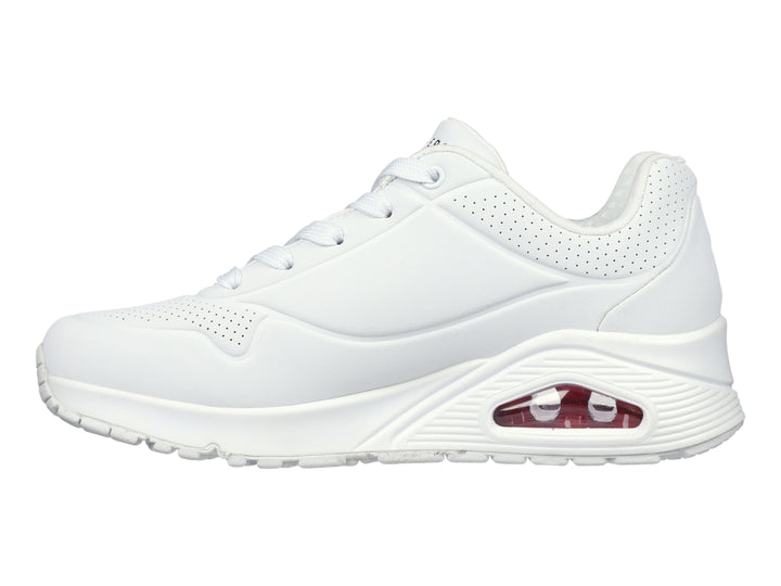 Tenis Skechers blancos con diseño de corazones rojos en efecto goteo y suela amortiguada.