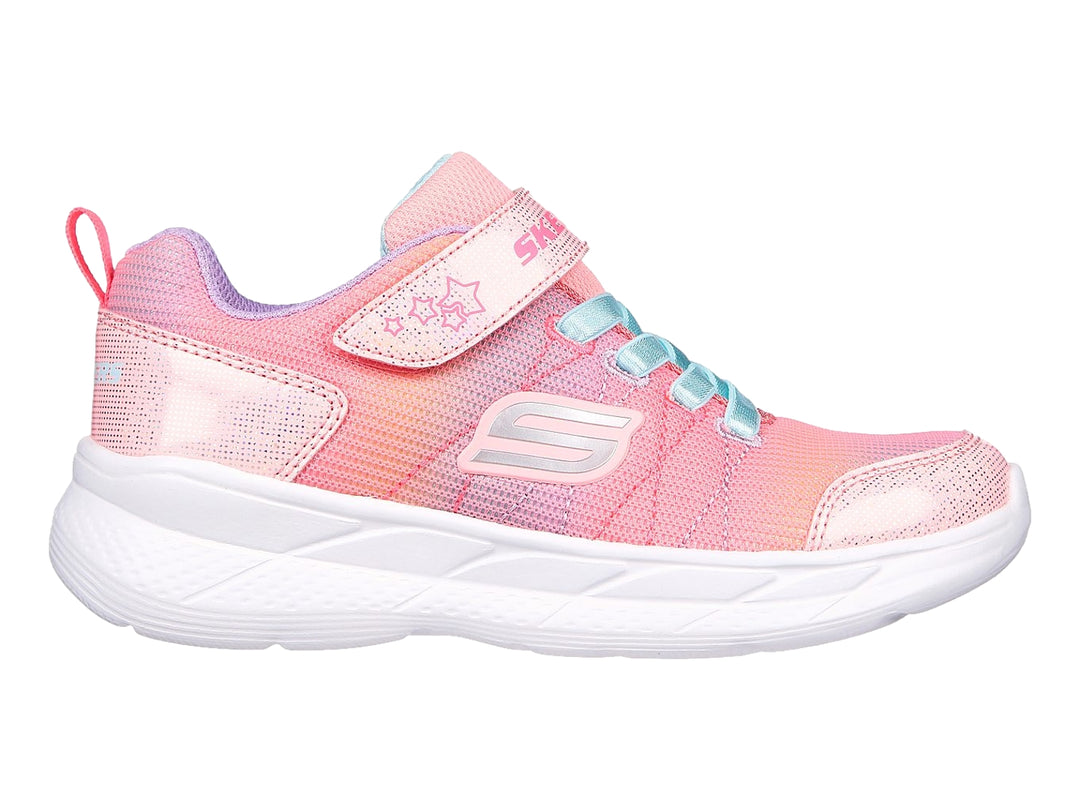 Tenis deportivos Skechers para niña en color rosa con detalles azul claro y suela blanca.