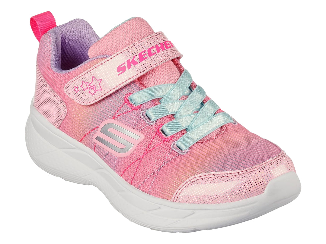 Tenis deportivos Skechers para niña en color rosa con detalles azul claro y suela blanca.