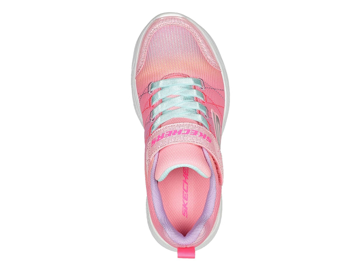 Tenis deportivos Skechers para niña en color rosa con detalles azul claro y suela blanca.