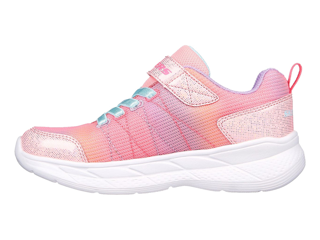 Tenis deportivos Skechers para niña en color rosa con detalles azul claro y suela blanca.