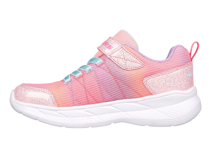 Tenis deportivos Skechers para niña en color rosa con detalles azul claro y suela blanca.