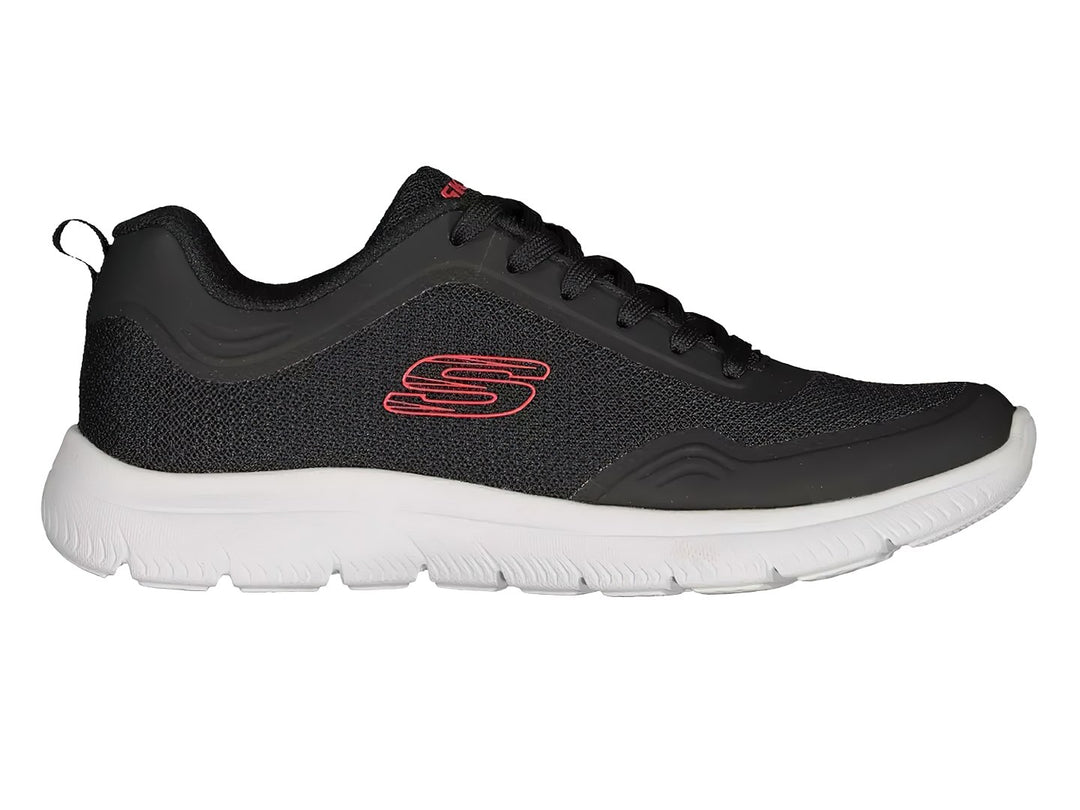 Tenis deportivos Skechers para mujer en color negro con suela blanca y logotipo rojo lateral.