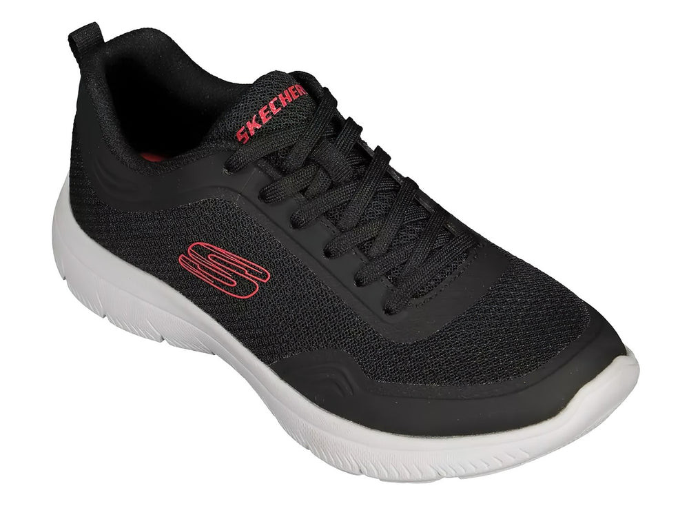 Tenis deportivos Skechers para mujer en color negro con suela blanca y logotipo rojo lateral.
