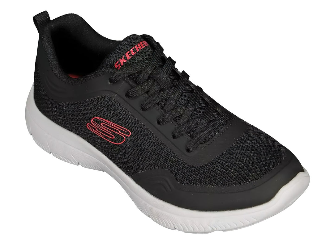 Tenis deportivos Skechers para mujer en color negro con suela blanca y logotipo rojo lateral.