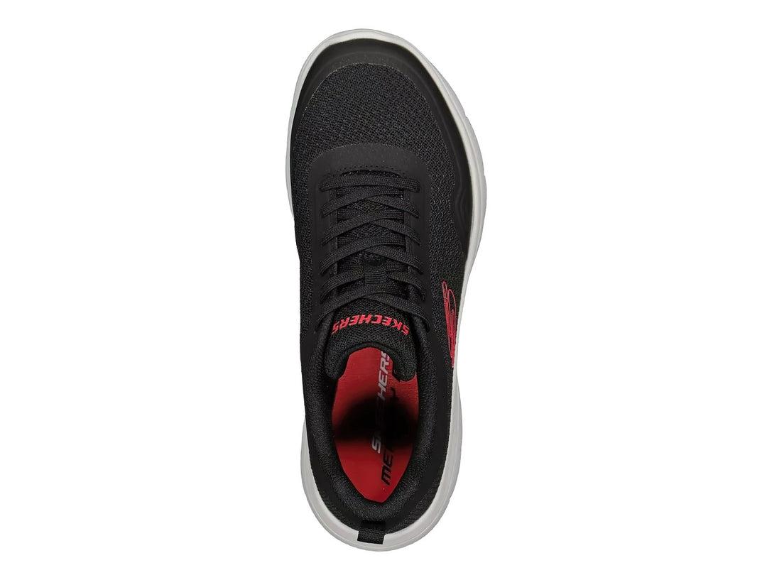 Tenis deportivos Skechers para mujer en color negro con suela blanca y logotipo rojo lateral.