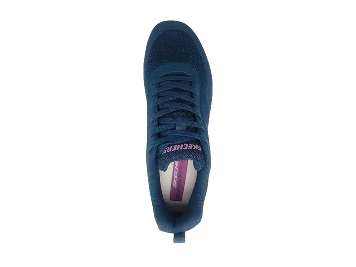 Tenis deportivos Skechers para mujer en color azul marino con suela blanca y detalles en rosa.