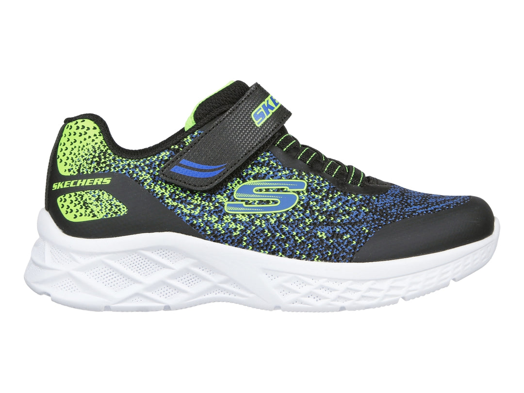 Tenis deportivos Skechers para niño en colores azul, verde lima y negro con cierre de velcro y suela blanca.