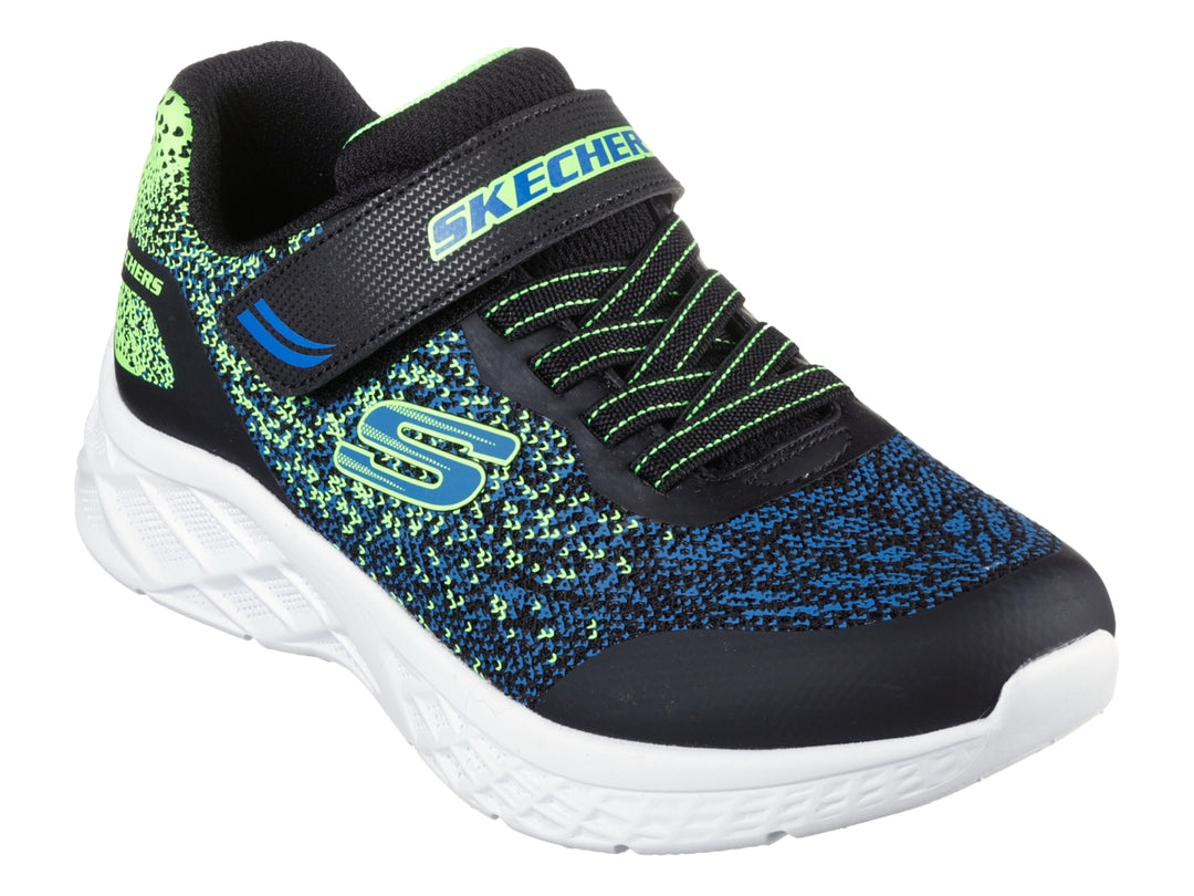 Tenis deportivos Skechers para niño en colores azul, verde lima y negro con cierre de velcro y suela blanca.