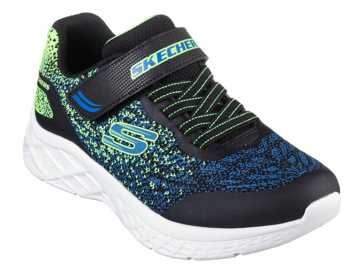 Tenis deportivos Skechers para niño en colores azul, verde lima y negro con cierre de velcro y suela blanca.