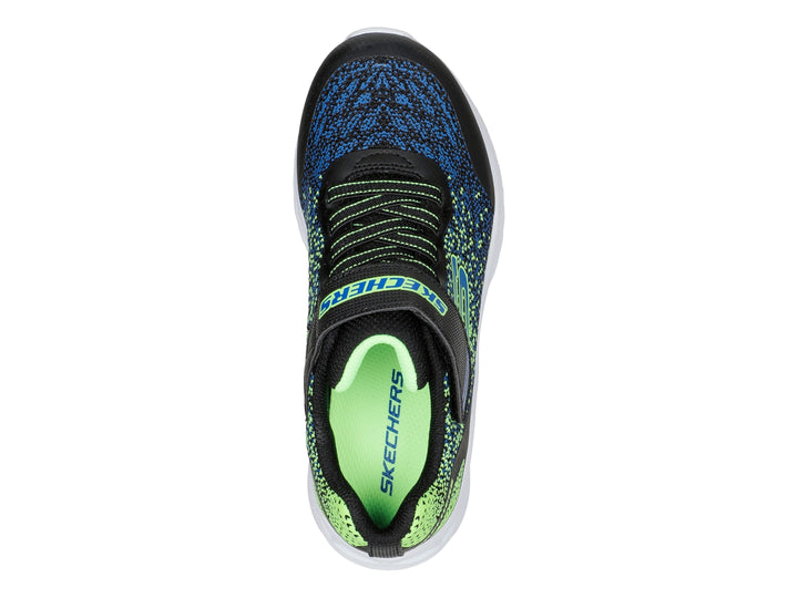 Tenis deportivos Skechers para niño en colores azul, verde lima y negro con cierre de velcro y suela blanca.