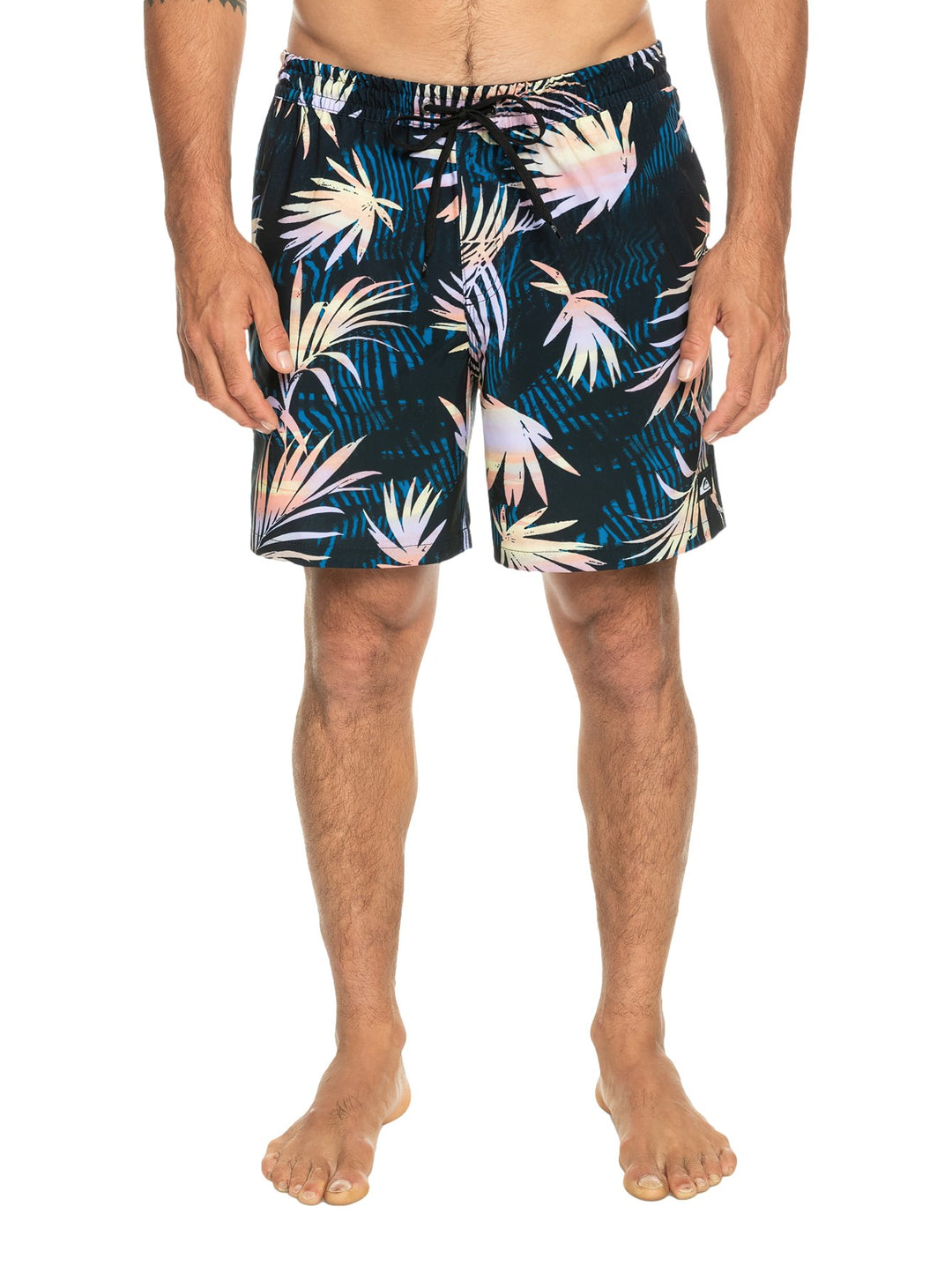 Shorts de baño color negro con estampado de hojas tropicales en tonos amarillo y naranja.
