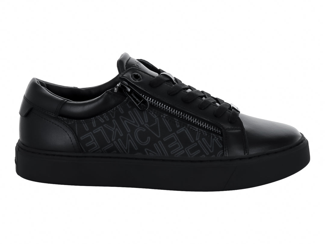 Tenis negros de Calvin Klein con cordones, cierre lateral y suela plana.