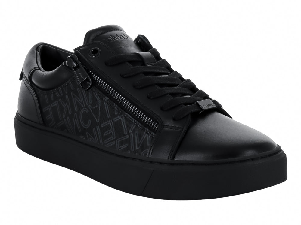 Tenis negros de Calvin Klein con cordones, cierre lateral y suela plana.