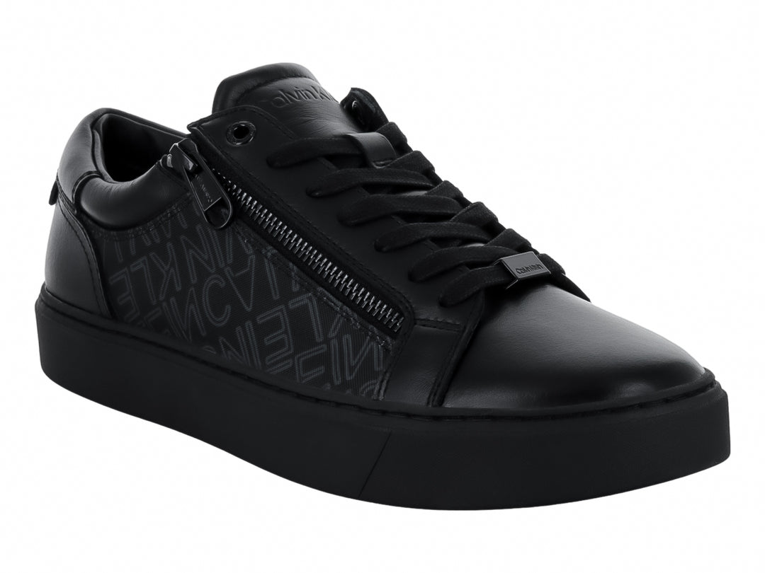 Tenis negros de Calvin Klein con cordones, cierre lateral y suela plana.