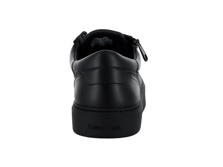 Tenis negros de Calvin Klein con cordones, cierre lateral y suela plana.