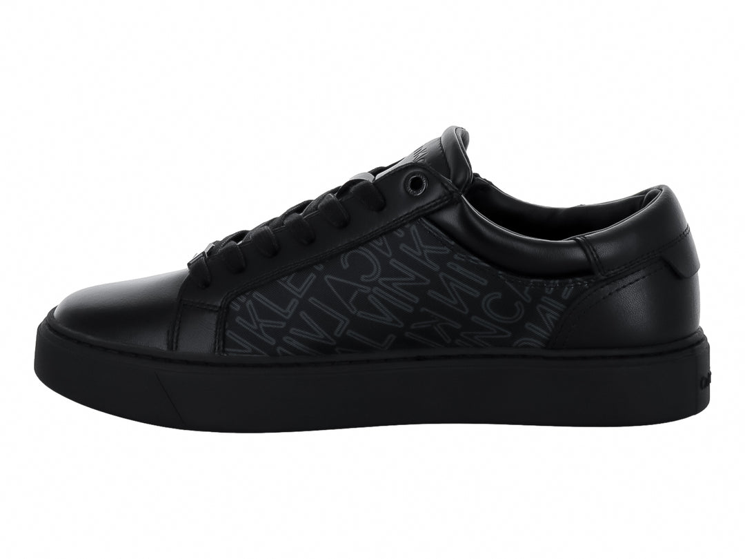 Tenis negros de Calvin Klein con cordones, cierre lateral y suela plana.