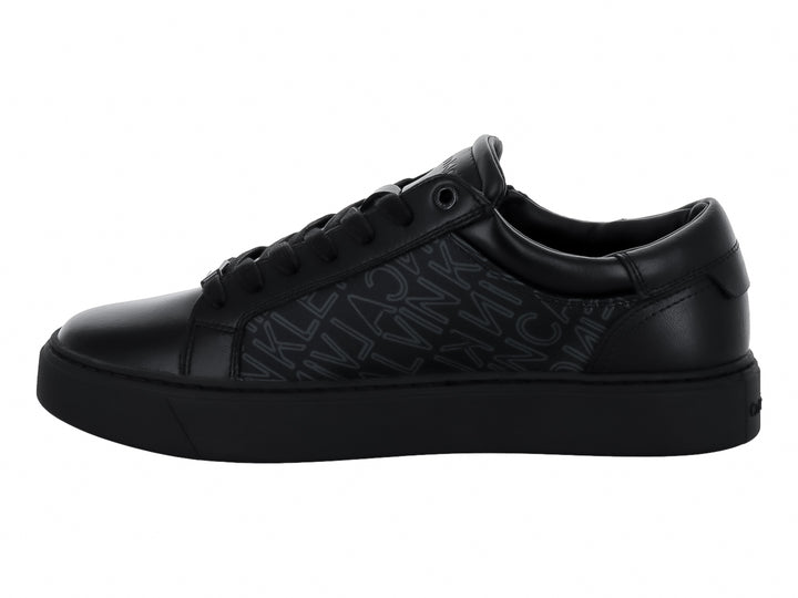 Tenis negros de Calvin Klein con cordones, cierre lateral y suela plana.