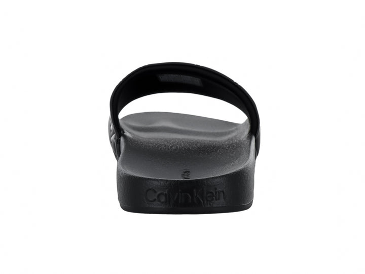 Sandalia deslizante Calvin Klein en color negro mate con logotipo en relieve sobre la banda.